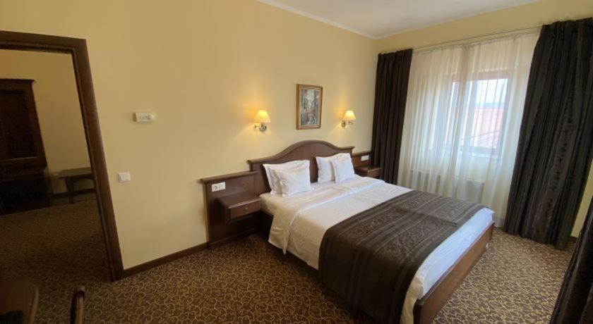 Hotel Leul De Aur เซเบช ภายนอก รูปภาพ